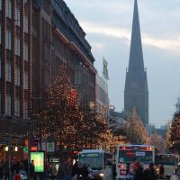 1469_0408 Weihnachtlicher Strassenverkehr - Bäume mit Lichterketten - Shopping in der Mönckebergstr. | Adventszeit - Weihnachtsmarkt in Hamburg - VOL.1